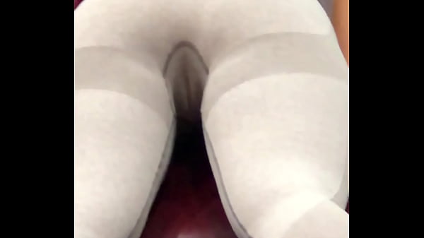 Niedlicher Arsch und Schamlippen in Yoga Hosen im Fitnesscenter