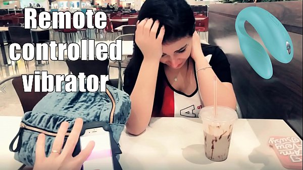 Emanuelly macht mit interaktivem Spielzeug Spaß in der Öffentlichkeit weiblichen Orgasmus interaktive Spielzeug Mädchen mit Fernbedienung vibe außerhalb