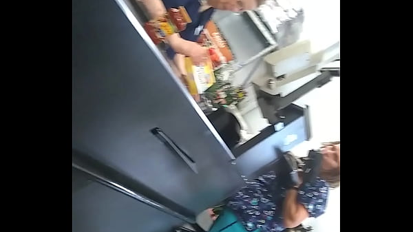 Notgeile weisse Krankenschwester schaut immer auf die Beule meiner Hose