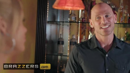 Blondes Tattooluder im Billardraum hart durchgefickt – Queue als Stütze